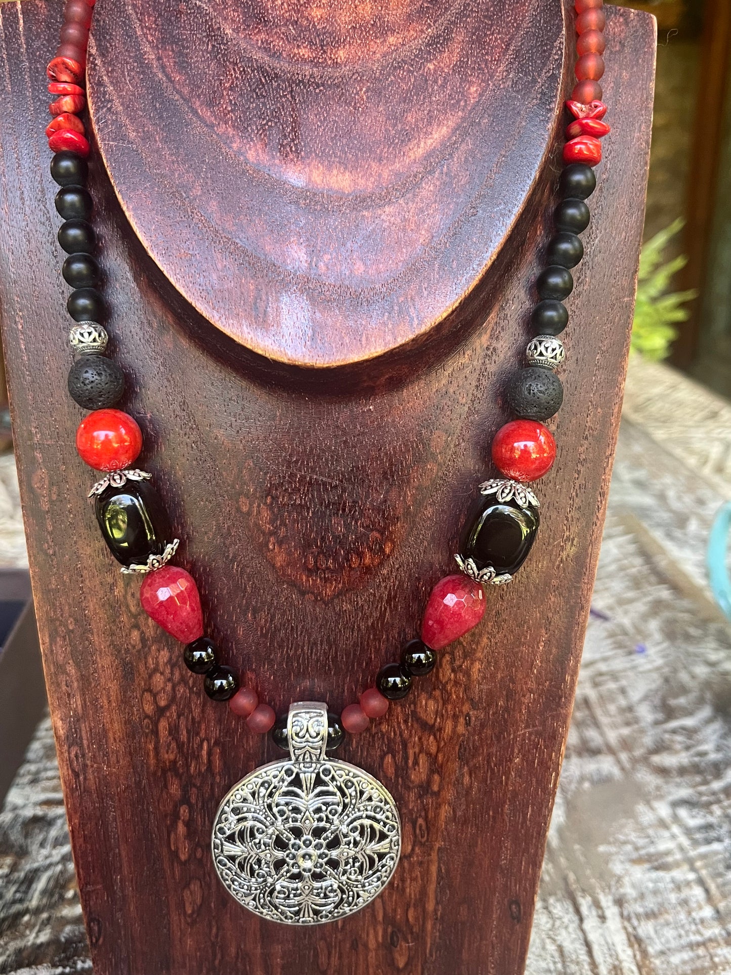 Collar rojo negro flor de loto