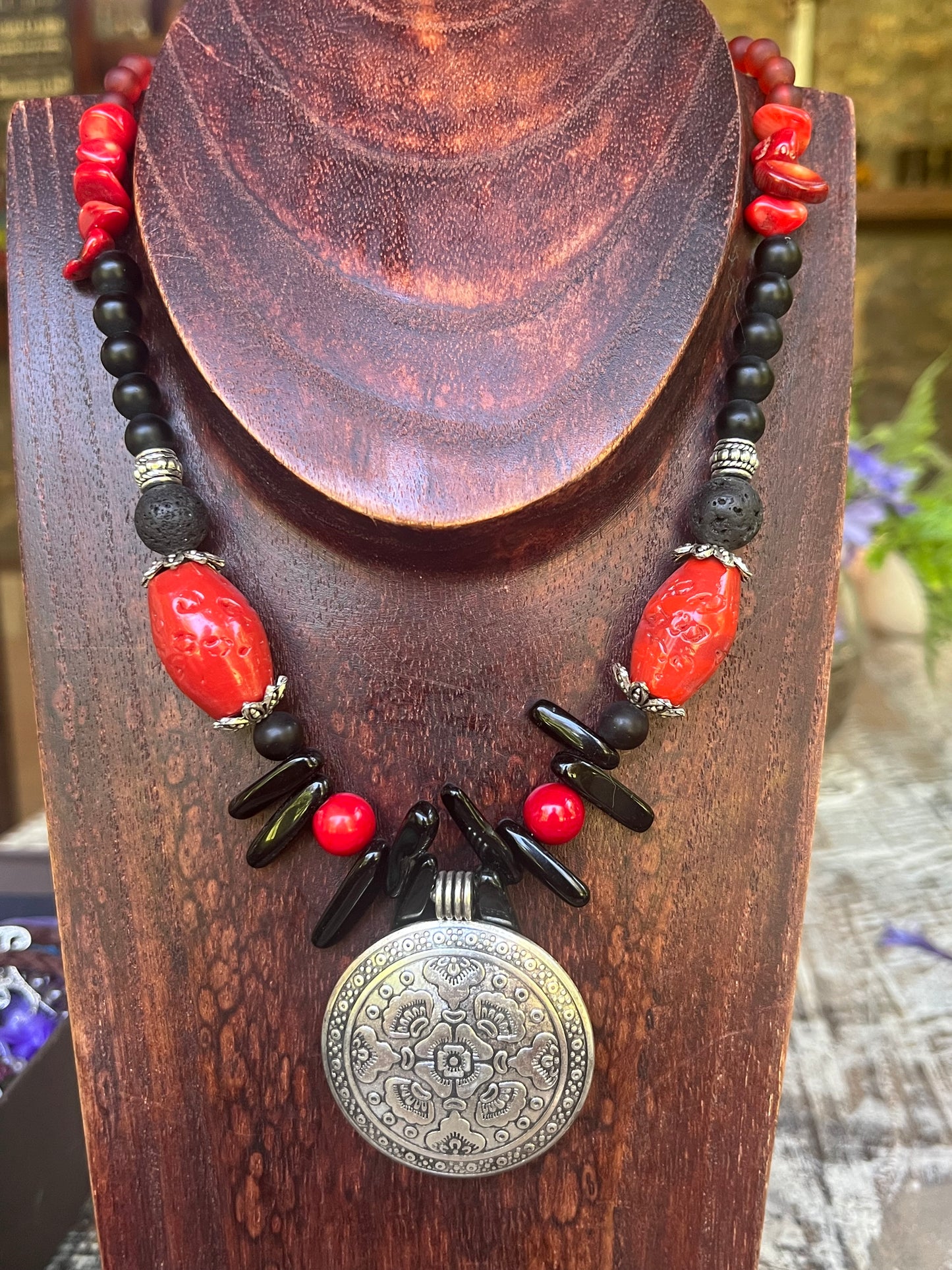 Collar rojo coral