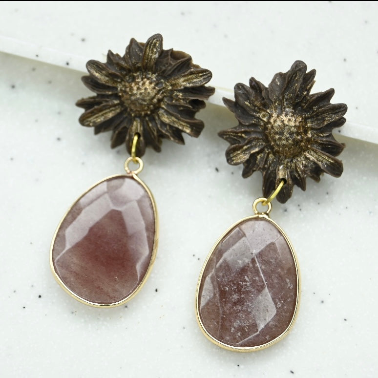 Amapola grande con piedras