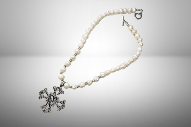 Collar de perlas cruz