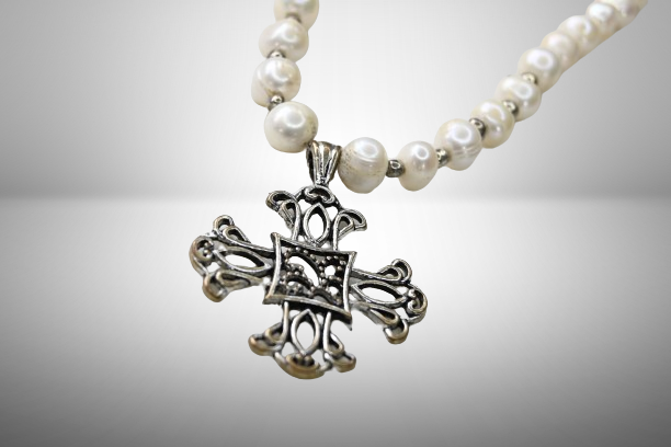 Collar de perlas cruz
